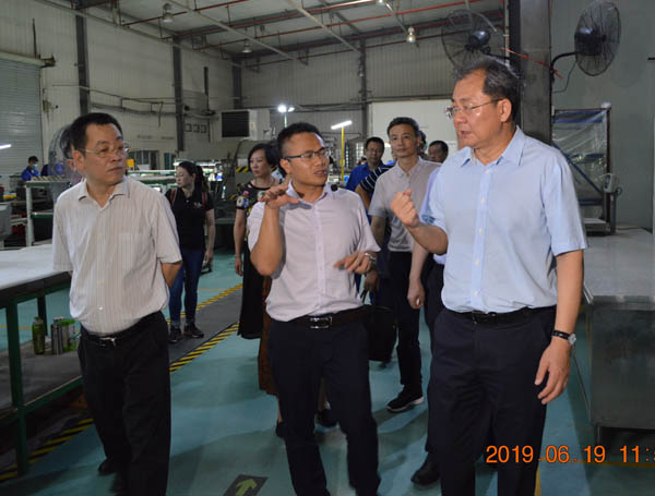 广西壮族自治区人大常委会副主任、党组书记王跃飞一行光临晶联光电调研